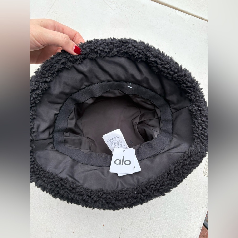 ❌SOLD❌ALO YOGA Foxy Sherpa Bucket Hat in Black New with Tags! - Picture 4 of 7